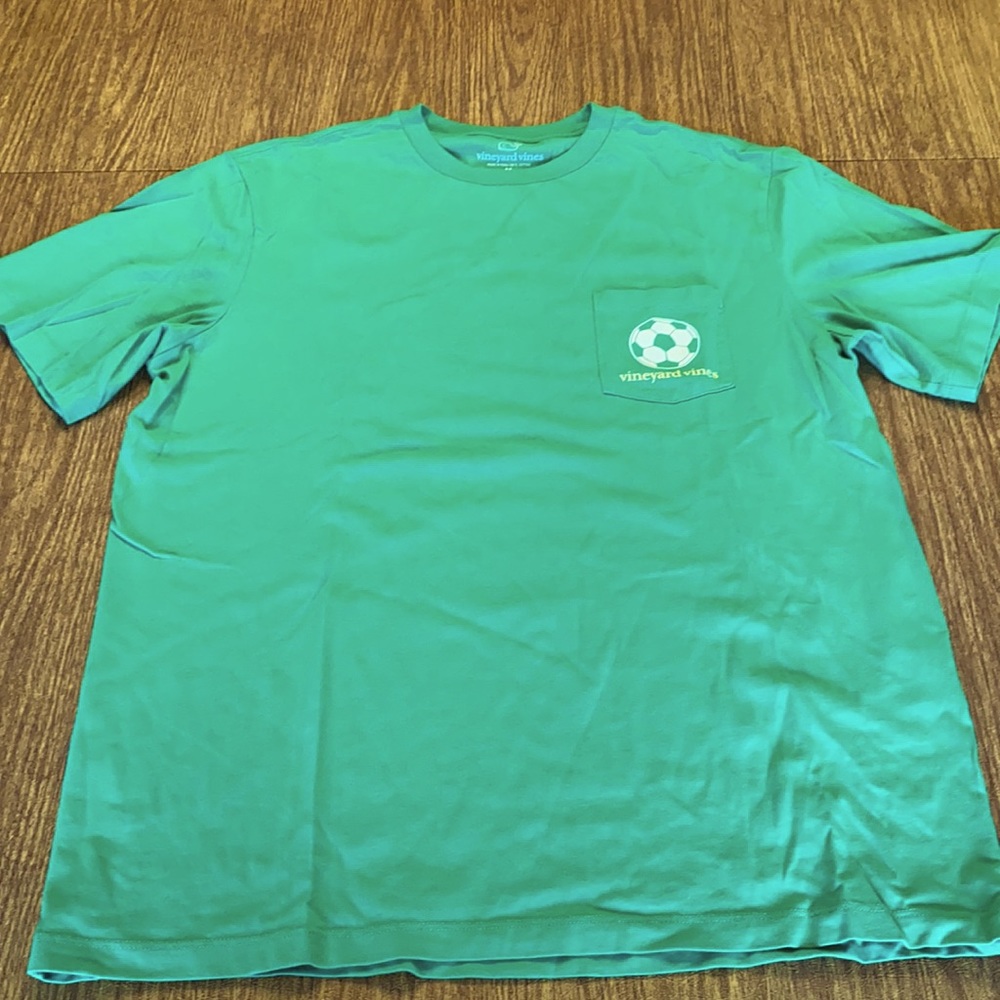 Vineyard vines men’s size medium green soccer T-shirt